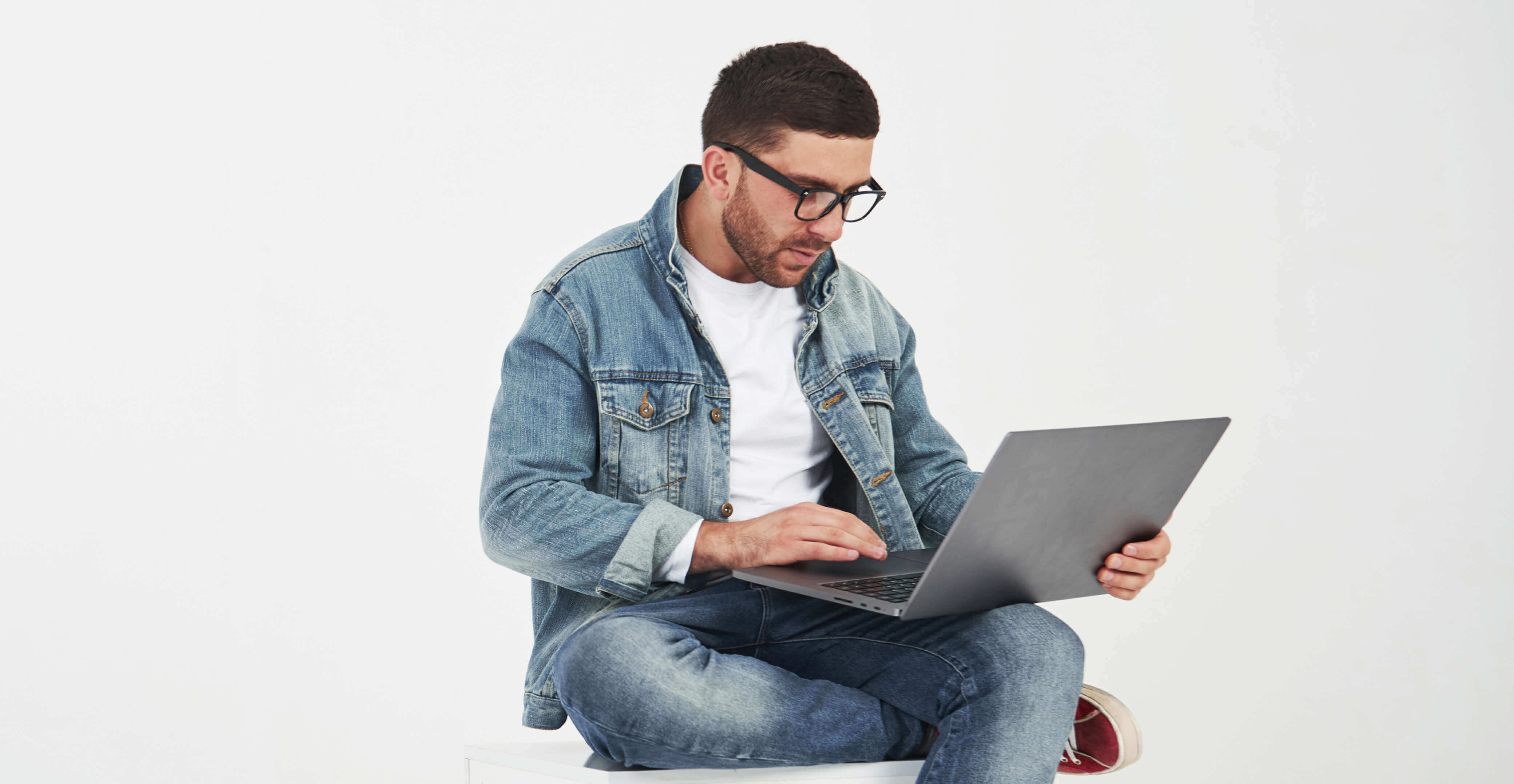 handsome-young-man-with-laptop-and-check-his-timetable-on-white_p (1)